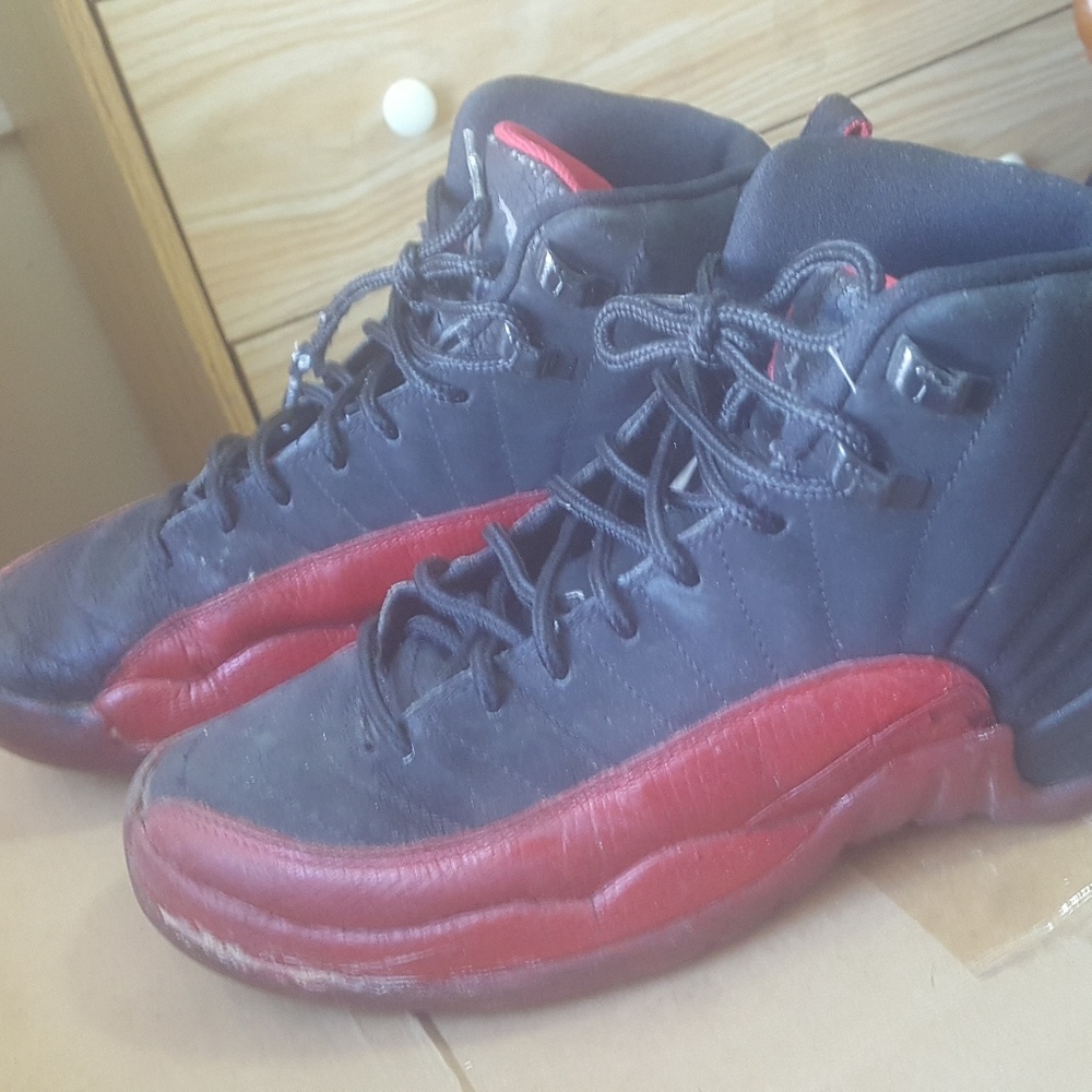 Jordan 12 flu game size 7 2009 pair (used)